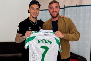 罗马诺社媒晒与安东尼合照：很高兴看到你的笑容与快乐，继续前进