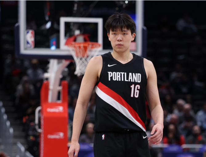 杨瀚森NBA生涯季后赛首胜：全场遭弃用躺赢 回主场后能否登场？
